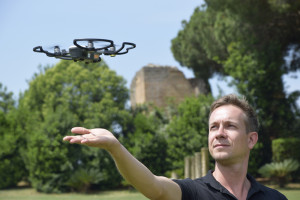 DJI Spark decolla dal palmo di una mano