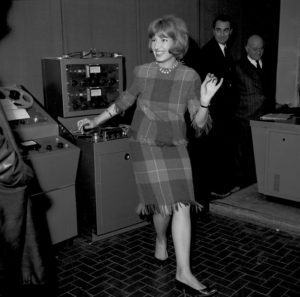 Monica Vitti in sala doppiaggio - Archivio storico Luce