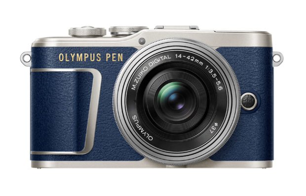 La Olympus PEN E-PL9 si veste di blu