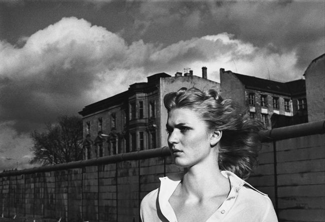 Helmut Newton Il muro di Berlino, Berlino 1977 Berlin Wall, Berlin 1977 © Helmut Newton Foundation