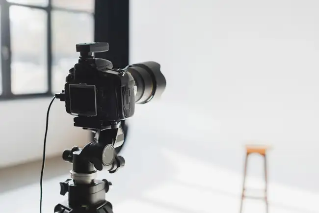 Deposithos - Messa a fuoco selettiva della fotocamera digitale sul backstage di uno studio fotografico